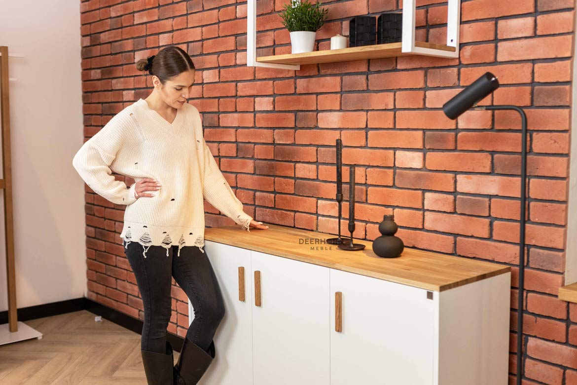 Weiße dreitürige Kommode mit Holzplatte
