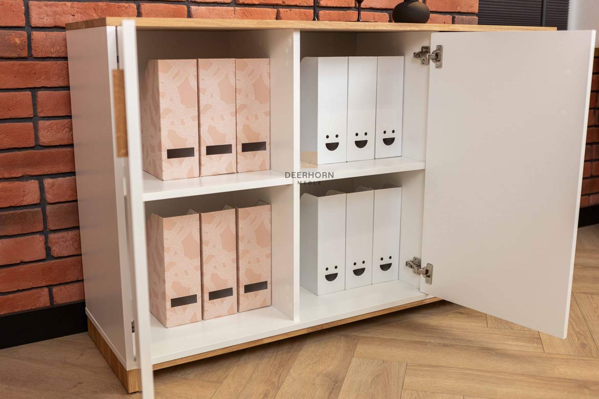 Weiße dreitürige Kommode mit Holzplatte