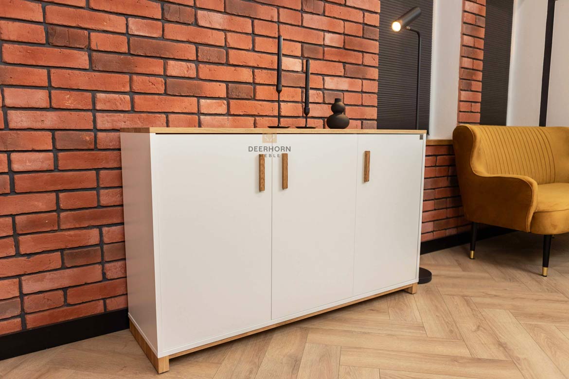 Weiße dreitürige Kommode mit Holzplatte