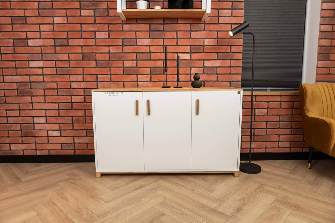 Weiße dreitürige Kommode mit Holzplatte