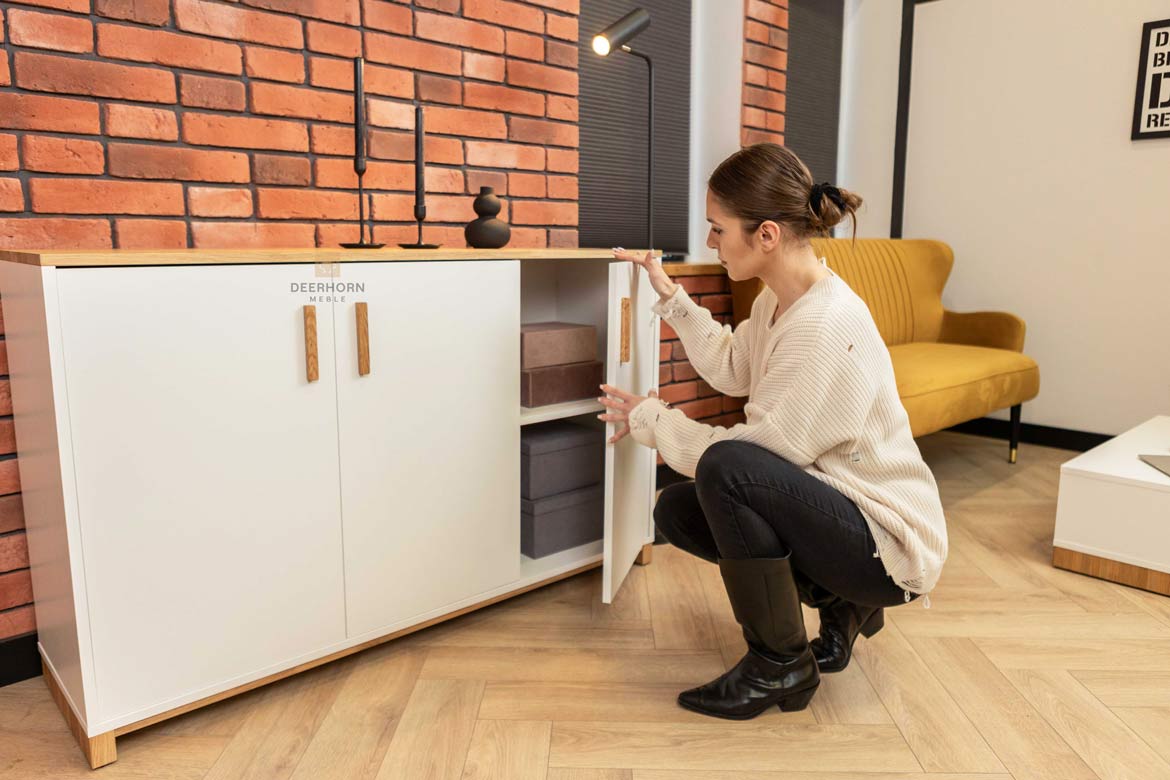 Weiße dreitürige Kommode mit Holzplatte