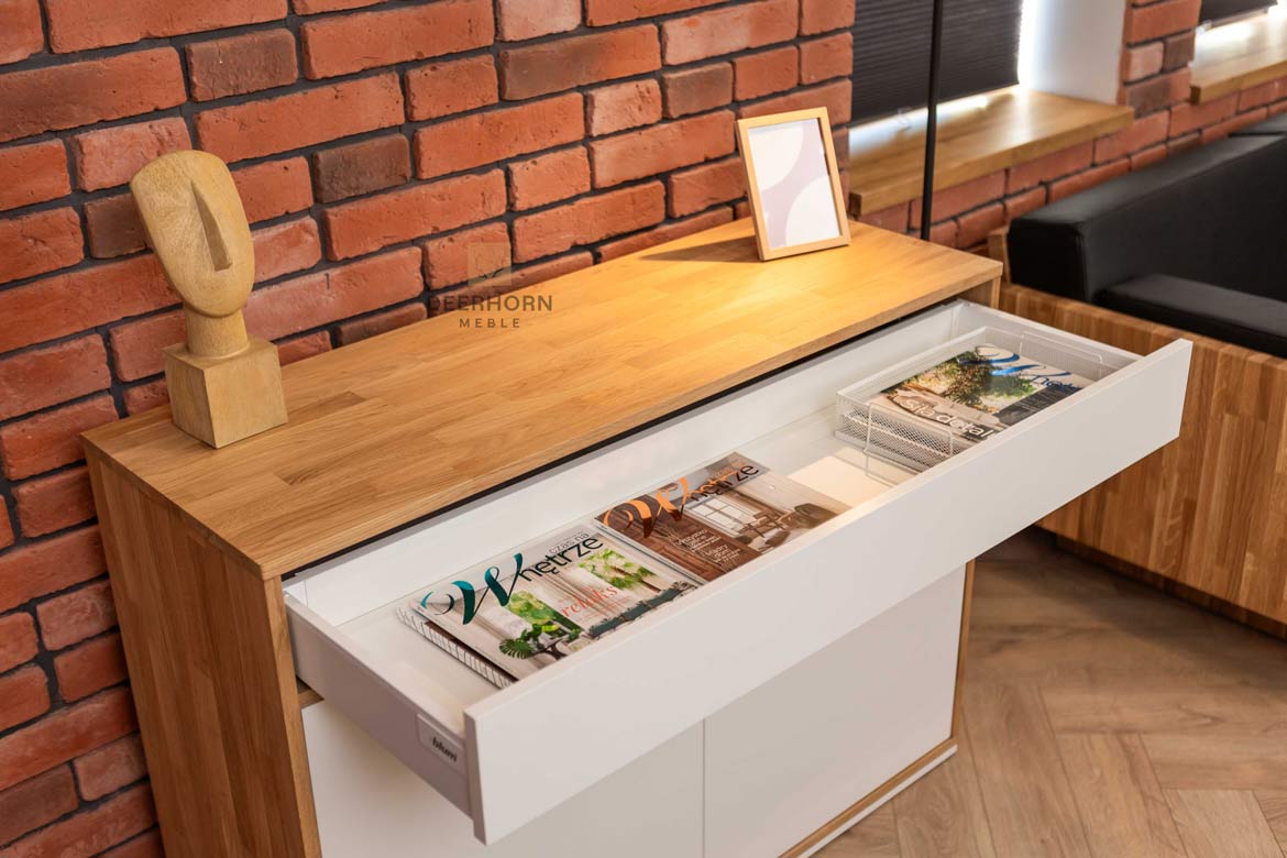 Weiße Loft-Büro schlanke Kommode