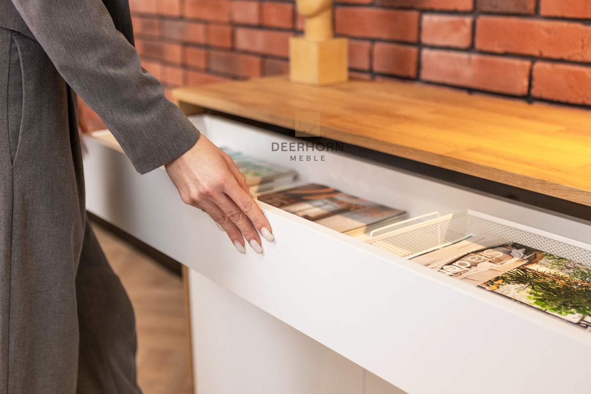 Weiße Loft-Büro schlanke Kommode