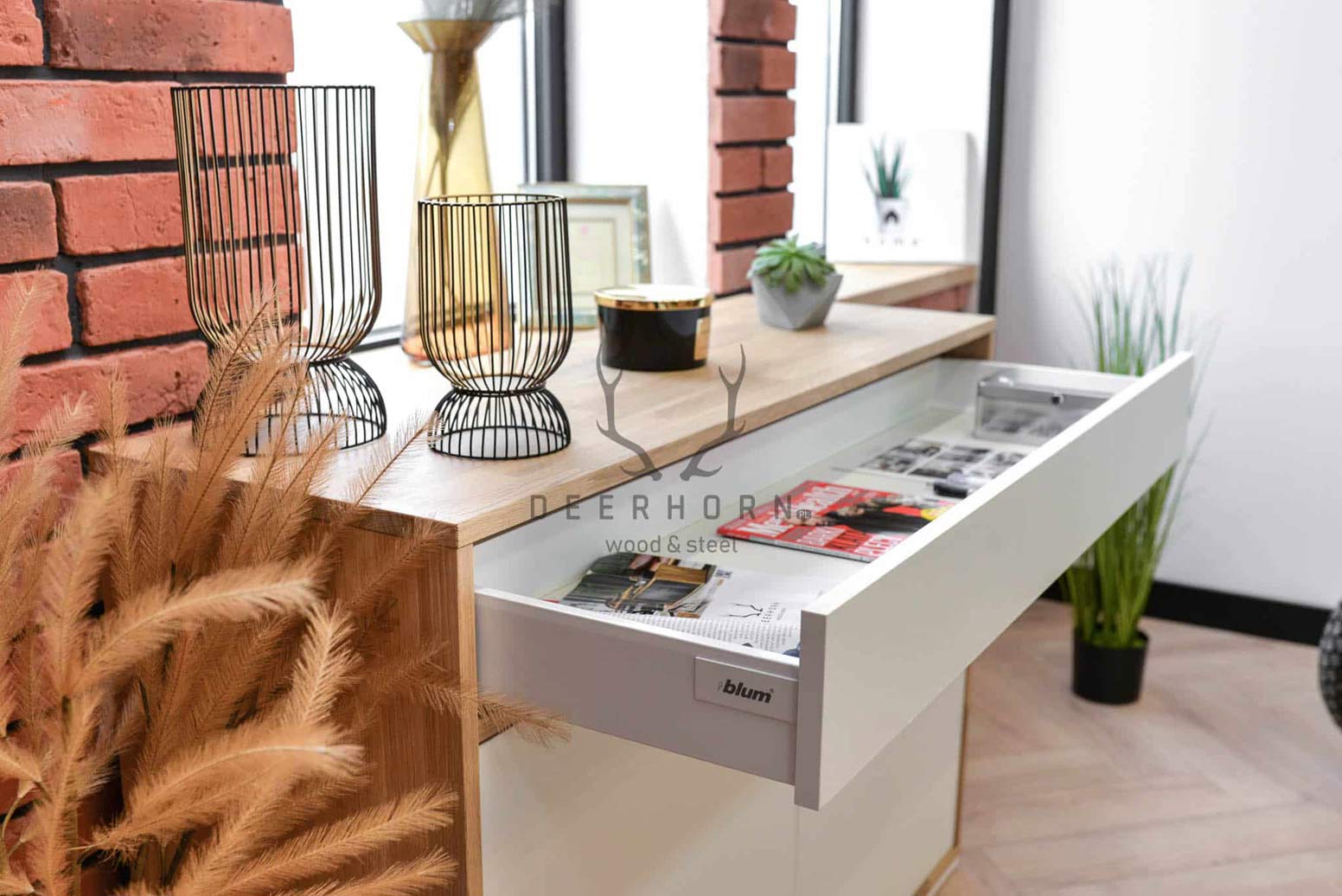 Weiße Loft-Büro schlanke Kommode