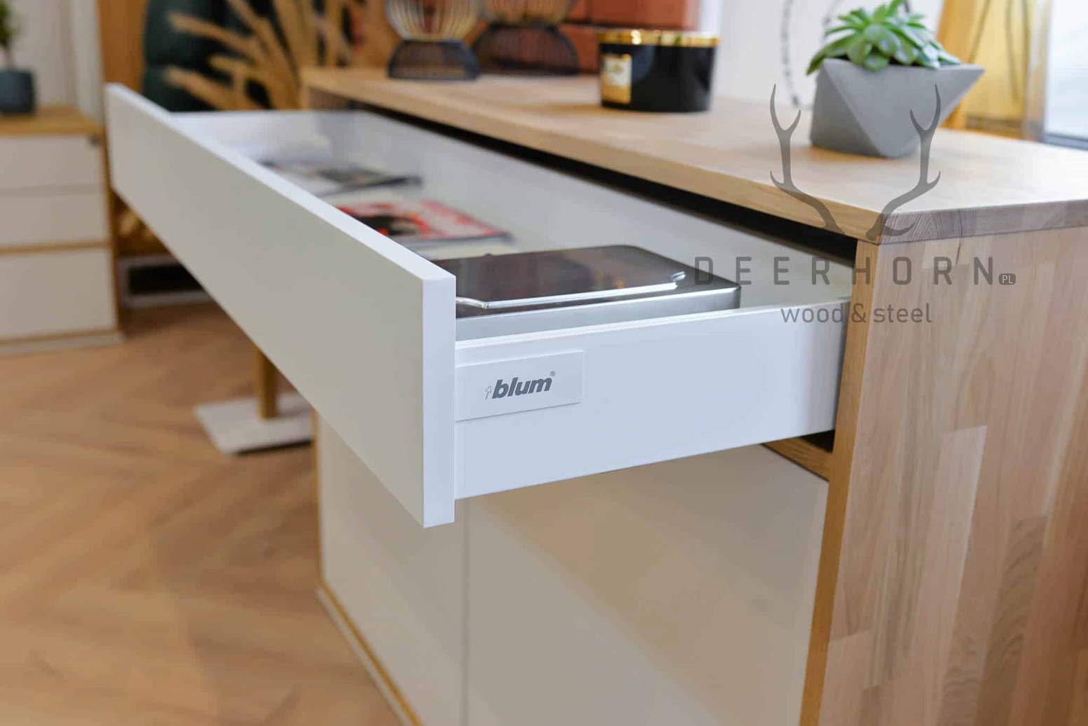 Weiße Loft-Büro schlanke Kommode