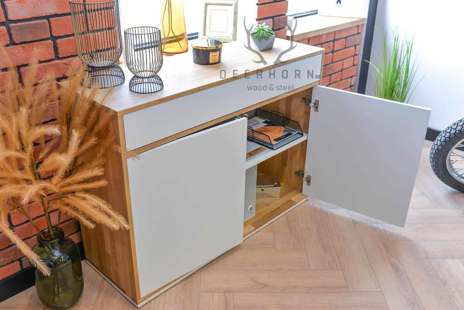 Weiße Loft-Büro schlanke Kommode