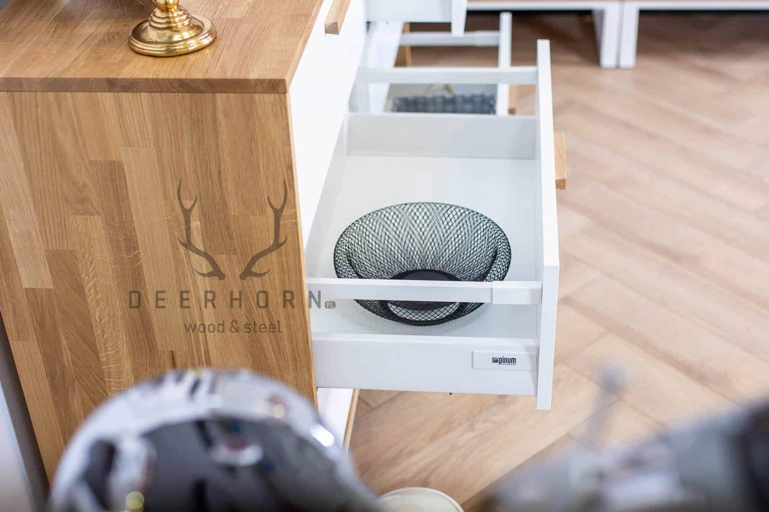 Moderne weiße Bürokommode mit hochwertigen Schubladen