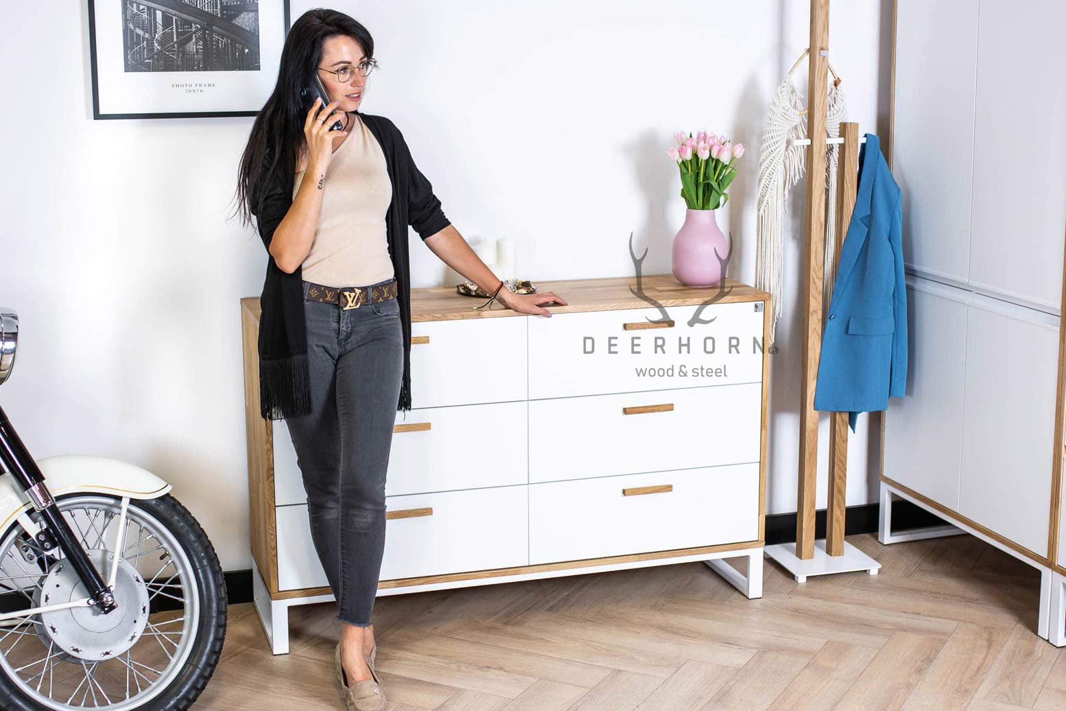 Moderne weiße Bürokommode mit hochwertigen Schubladen
