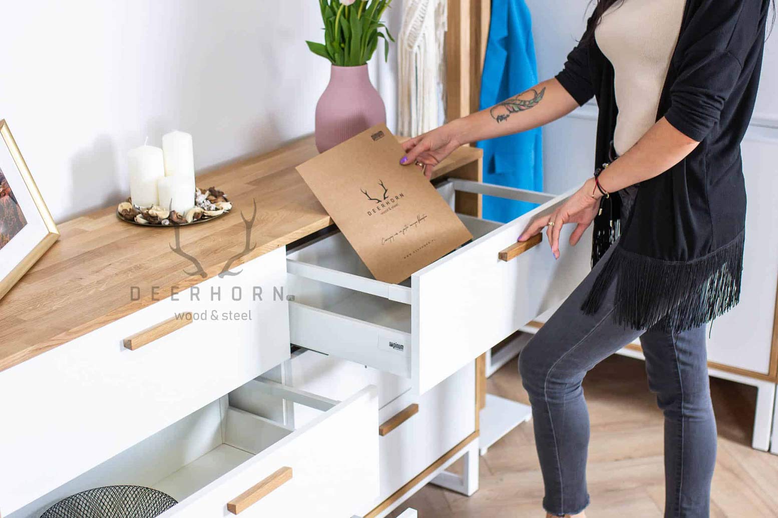 Moderne weiße Bürokommode mit hochwertigen Schubladen