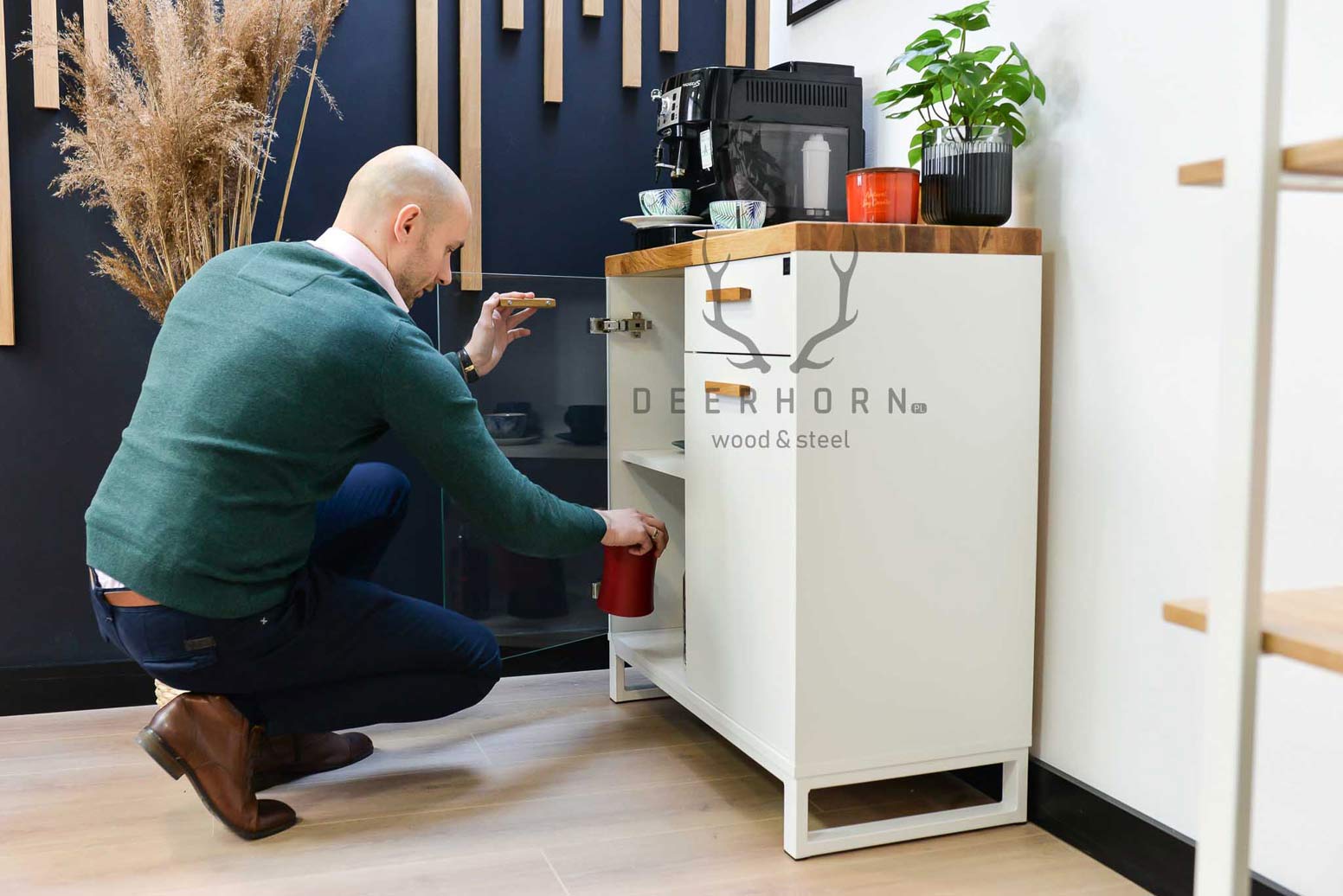 Weißer Kaffeemaschinenschrank für das Büro