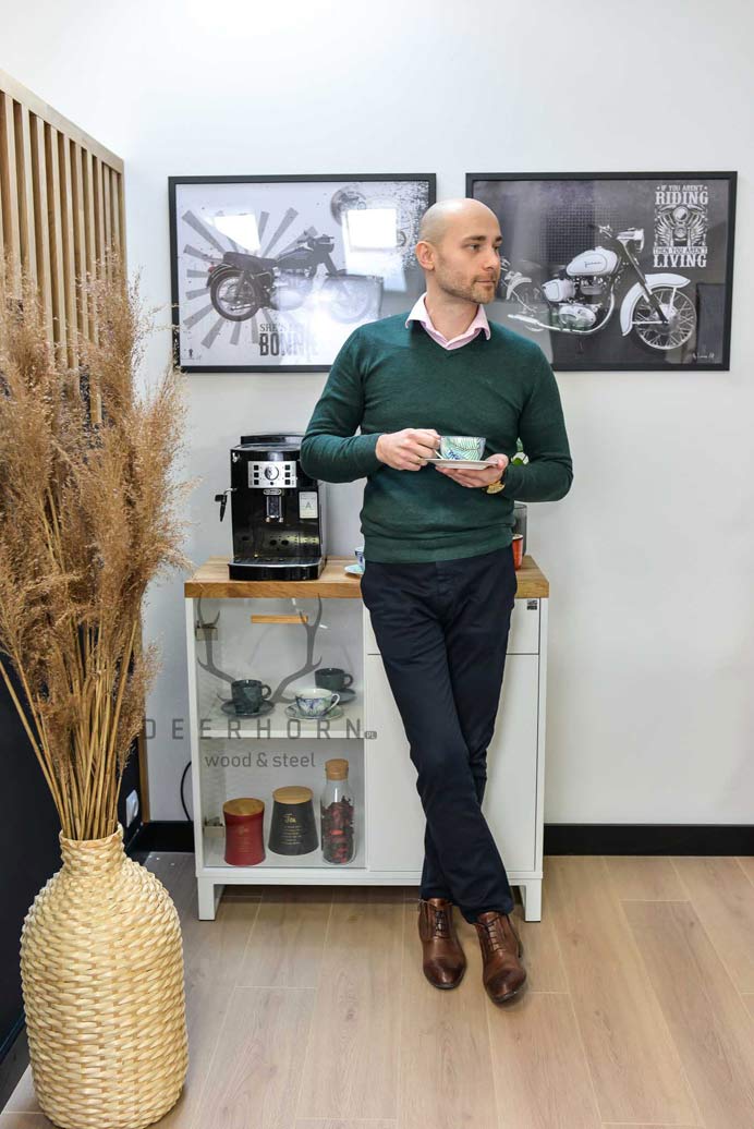 Weißer Kaffeemaschinenschrank für das Büro