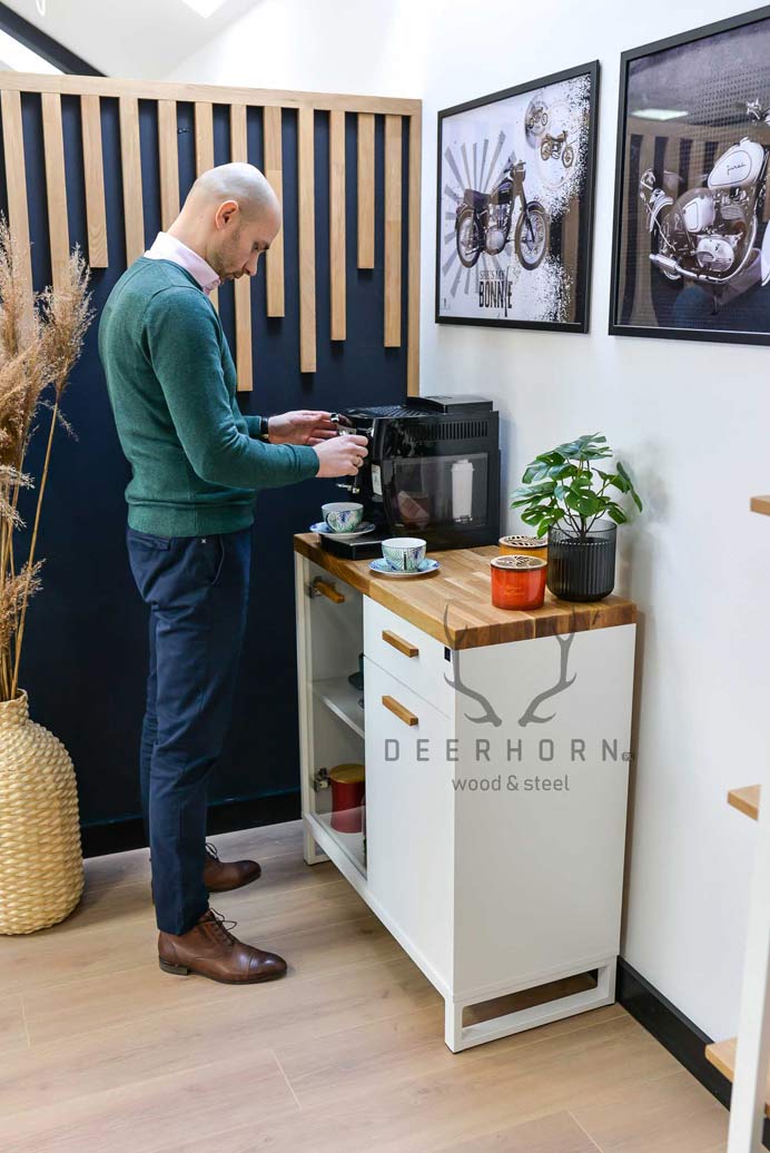 Weißer Kaffeemaschinenschrank für das Büro