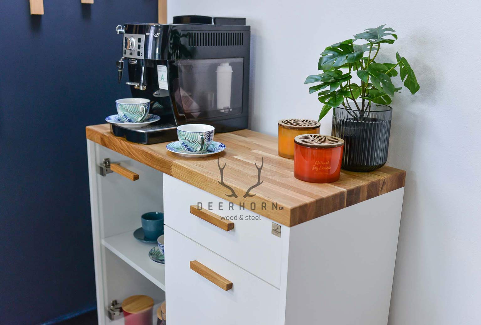 Weißer Kaffeemaschinenschrank für das Büro