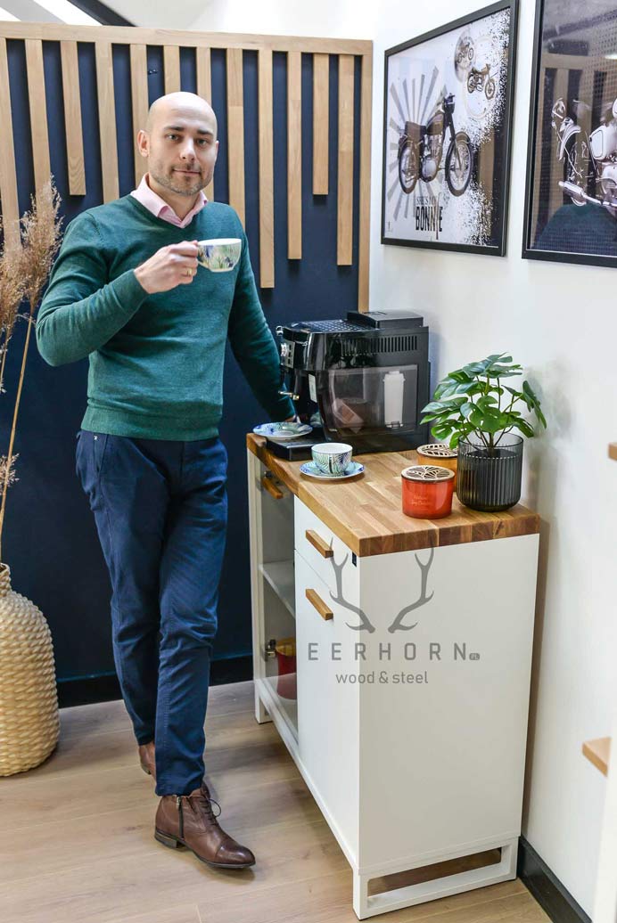 Weißer Kaffeemaschinenschrank für das Büro