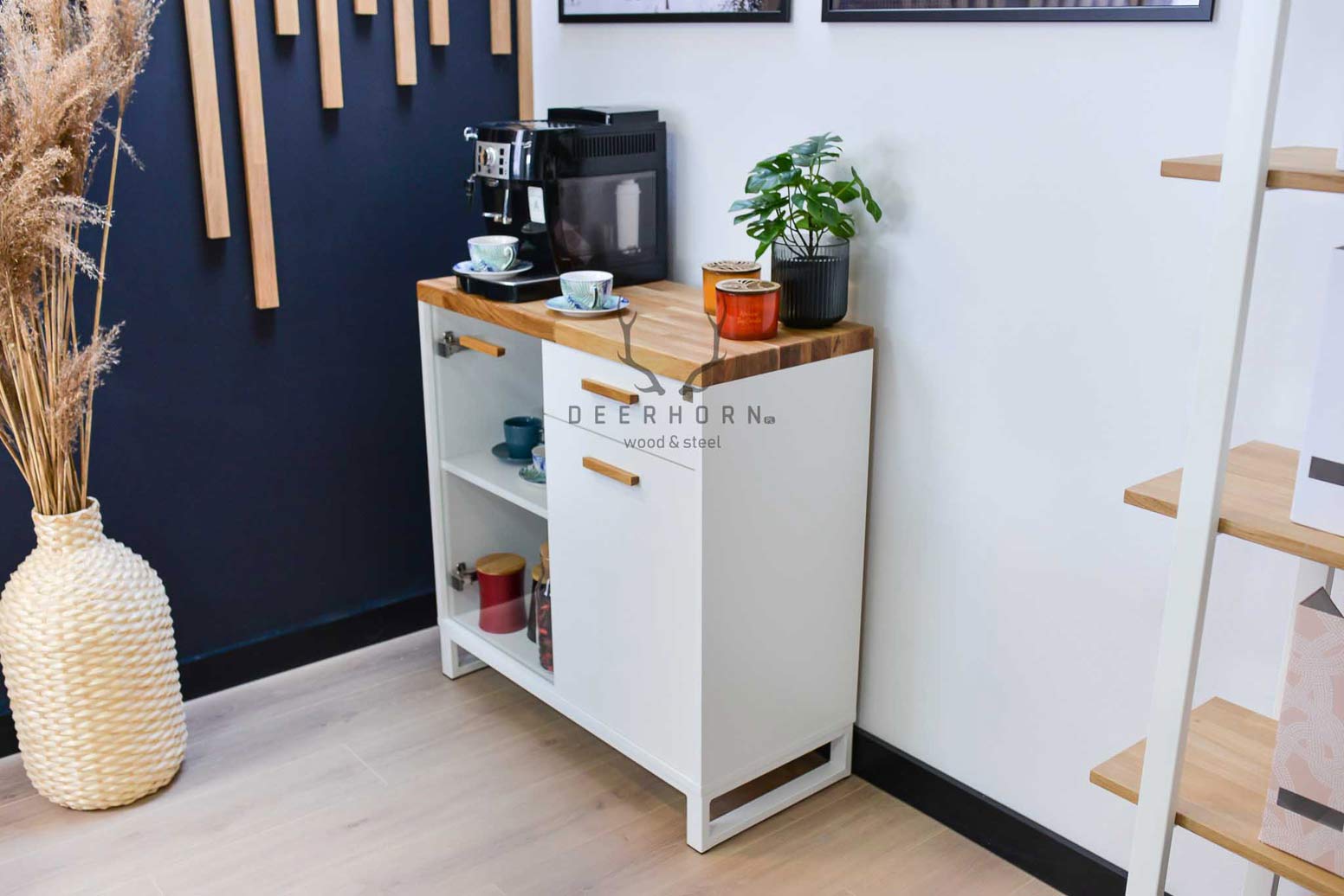 Weißer Kaffeemaschinenschrank für das Büro
