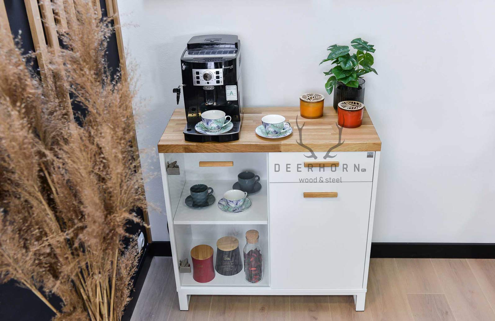 Weißer Kaffeemaschinenschrank für das Büro