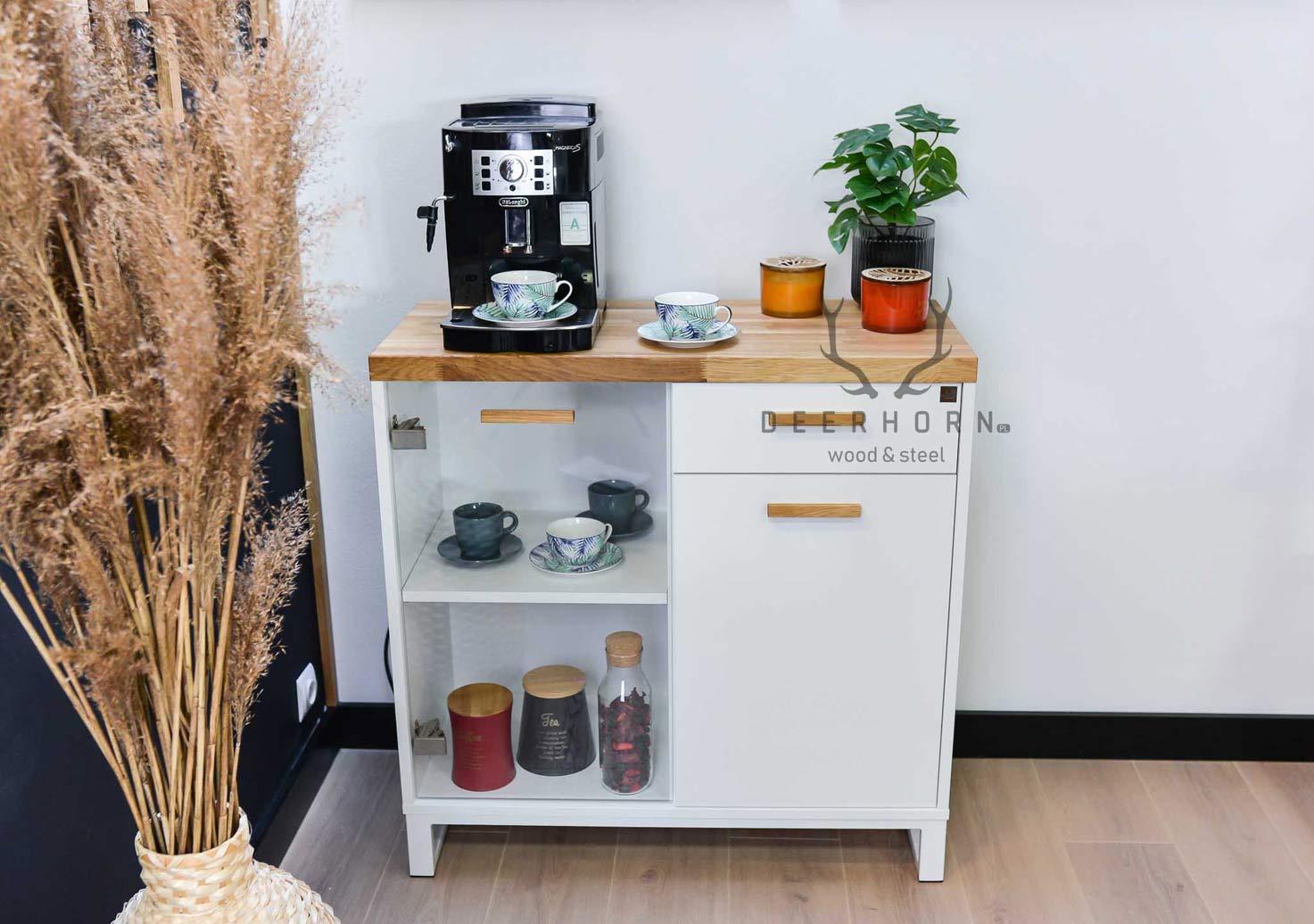Weißer Kaffeemaschinenschrank für das Büro
