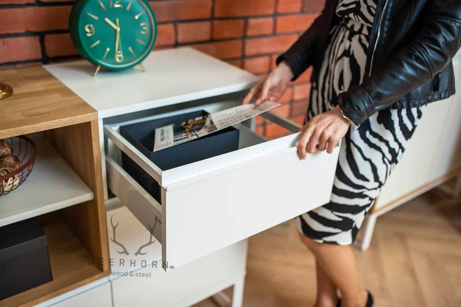 Weiße Kommode mit Schubladen für das Büro oder Arbeitszimmer Loft Office Plus