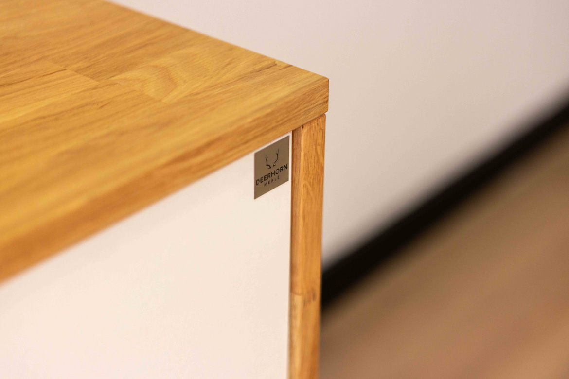 Weißer Aktenschrank für Büro oder Arbeitszimmer