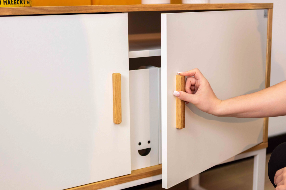 Weißer Aktenschrank für Büro oder Arbeitszimmer