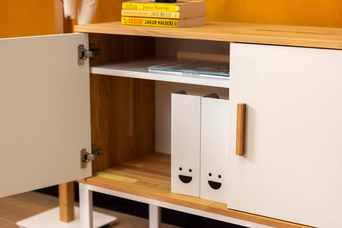 Weißer Aktenschrank für Büro oder Arbeitszimmer