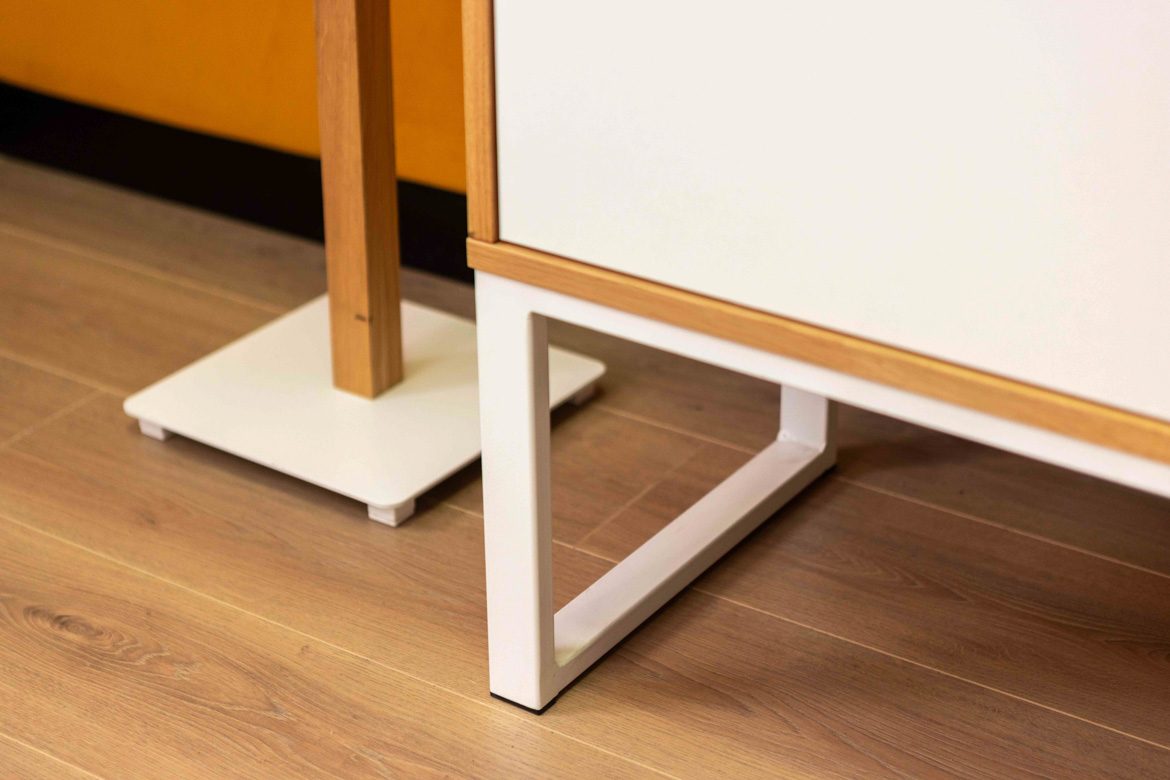 Weißer Aktenschrank für Büro oder Arbeitszimmer