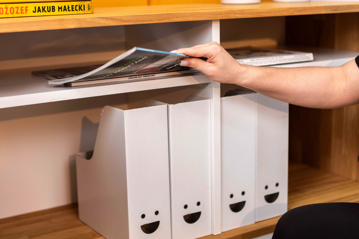 Weißer Aktenschrank für Büro oder Arbeitszimmer