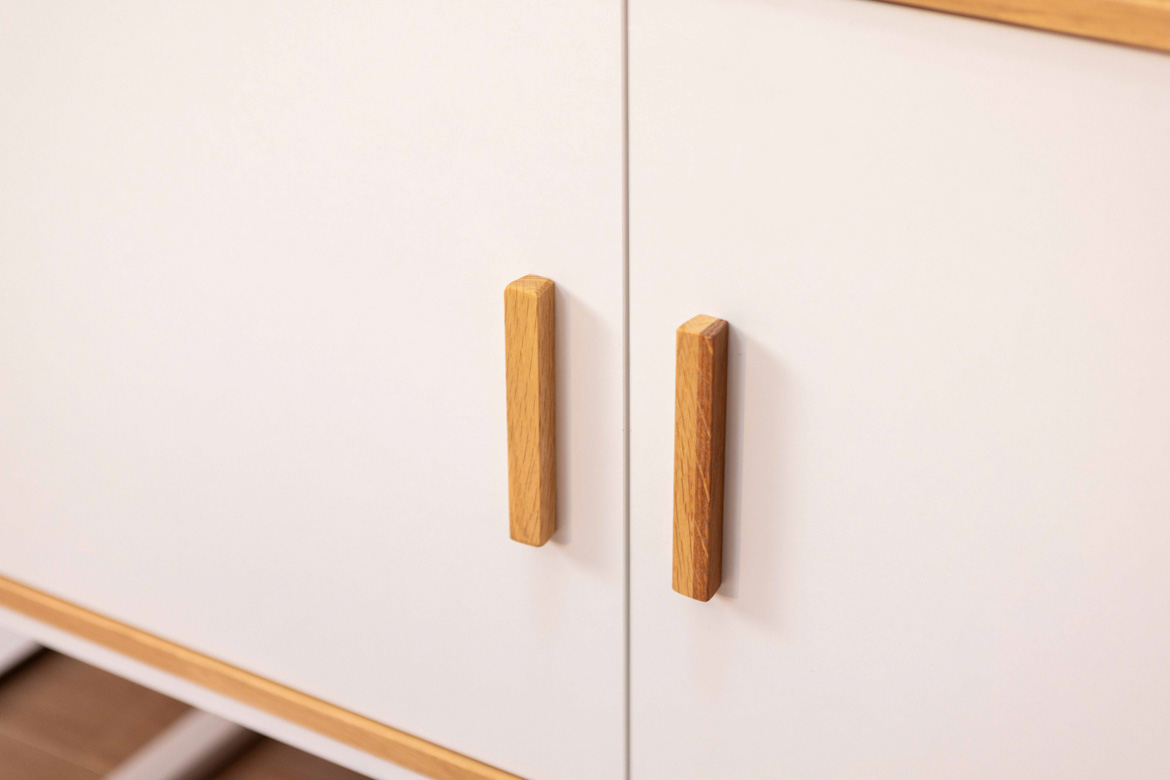 Weißer Aktenschrank für Büro oder Arbeitszimmer