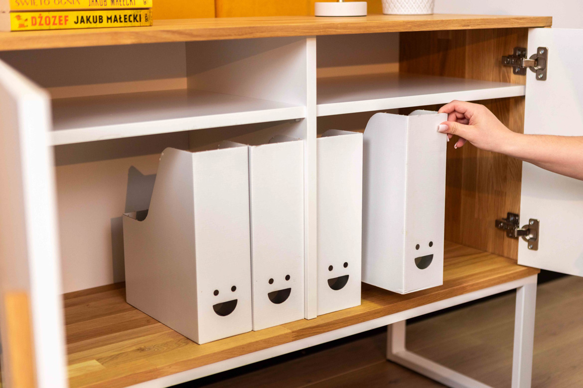 Weißer Aktenschrank für Büro oder Arbeitszimmer