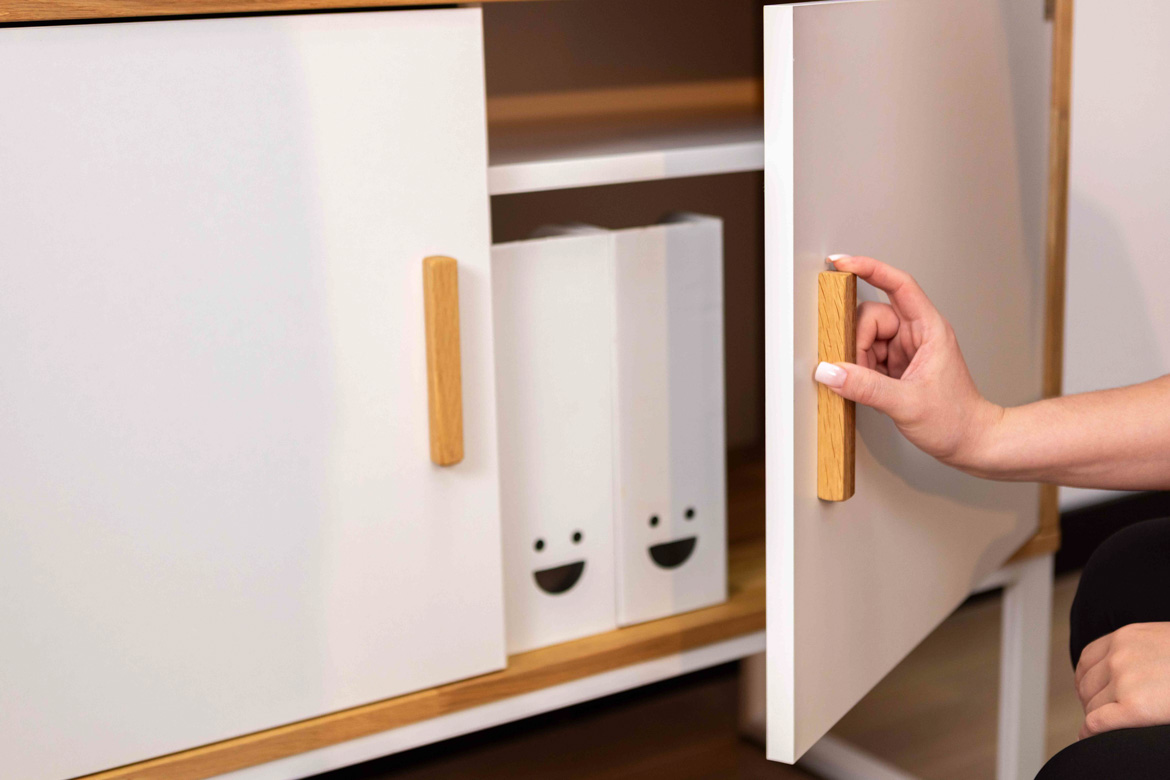 Weißer Aktenschrank für Büro oder Arbeitszimmer