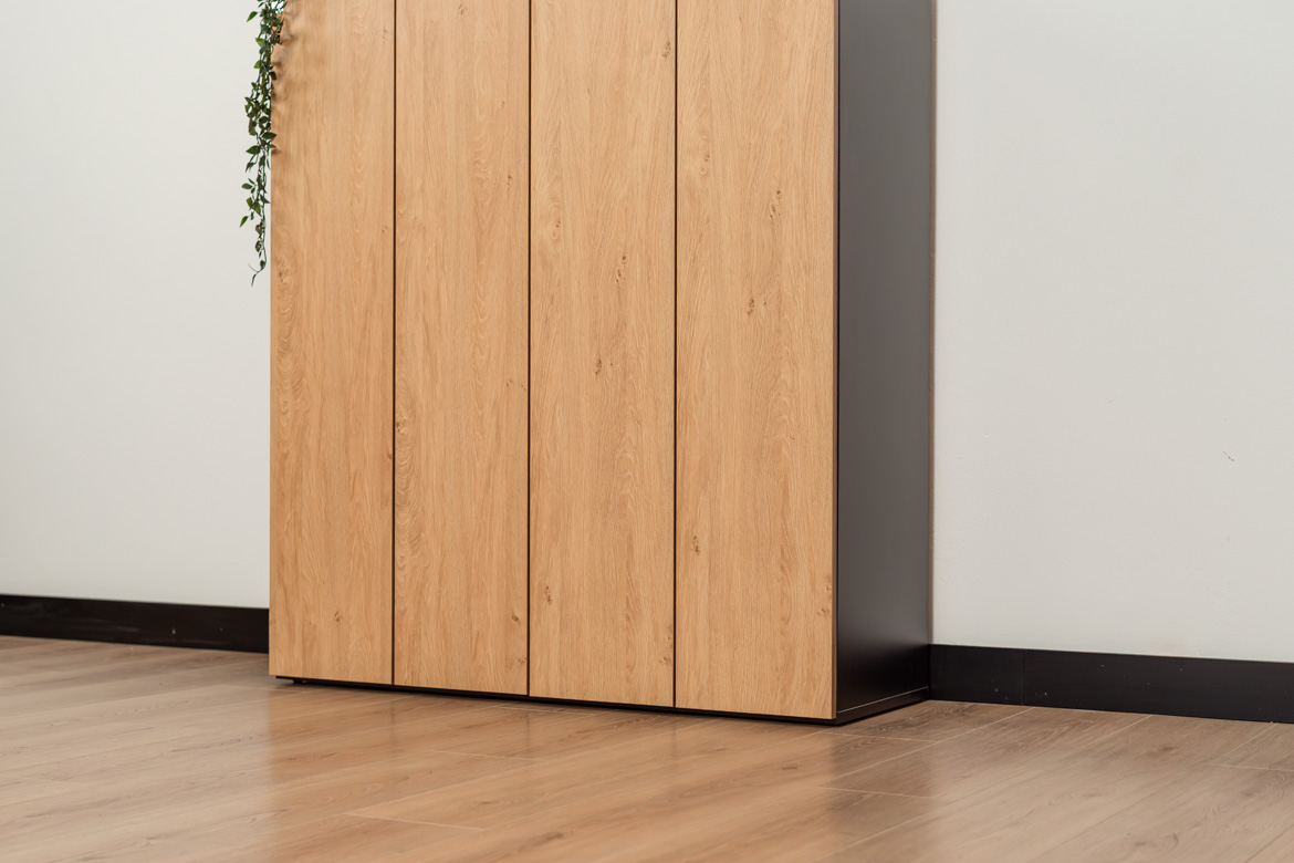 Moderne Kommode mit vier Türen zur Aufbewahrung von Firmenmaterial