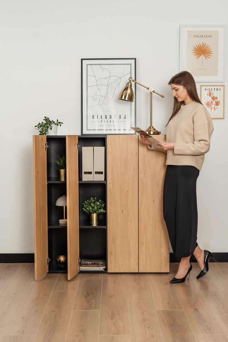 Moderne Kommode mit vier Türen zur Aufbewahrung von Firmenmaterial