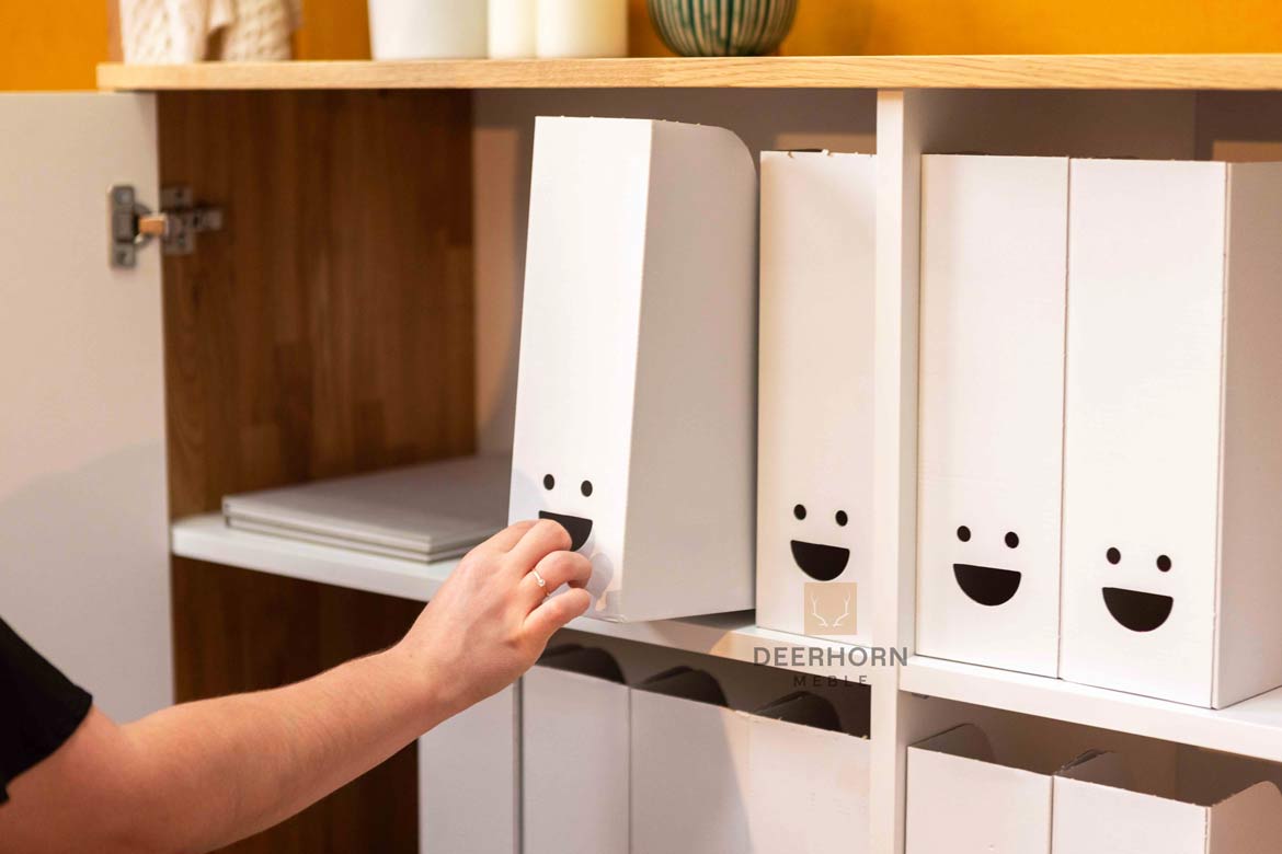 Kommode aus Holz, geräumig mit Einlegeböden für Akten und Dokumente