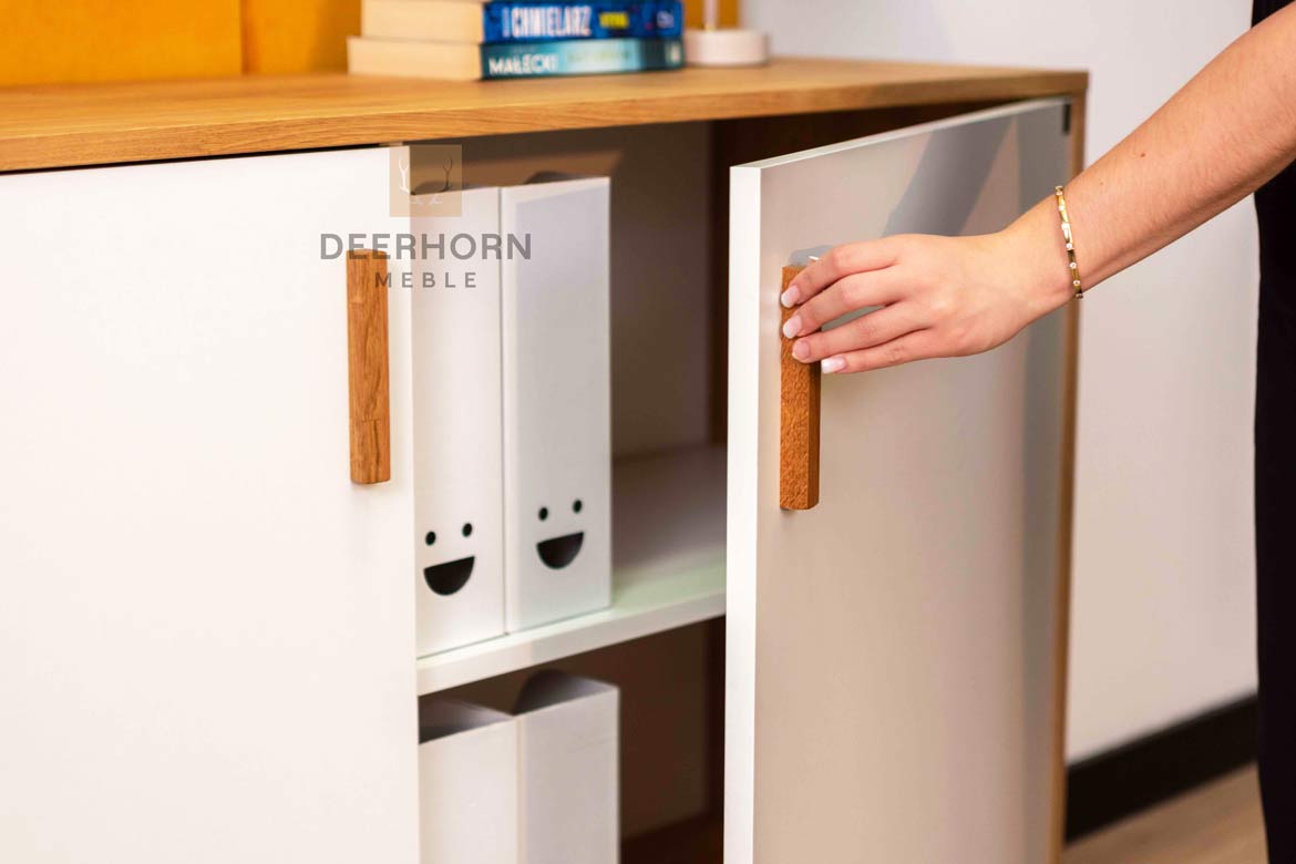 Kommode aus Holz, geräumig mit Einlegeböden für Akten und Dokumente