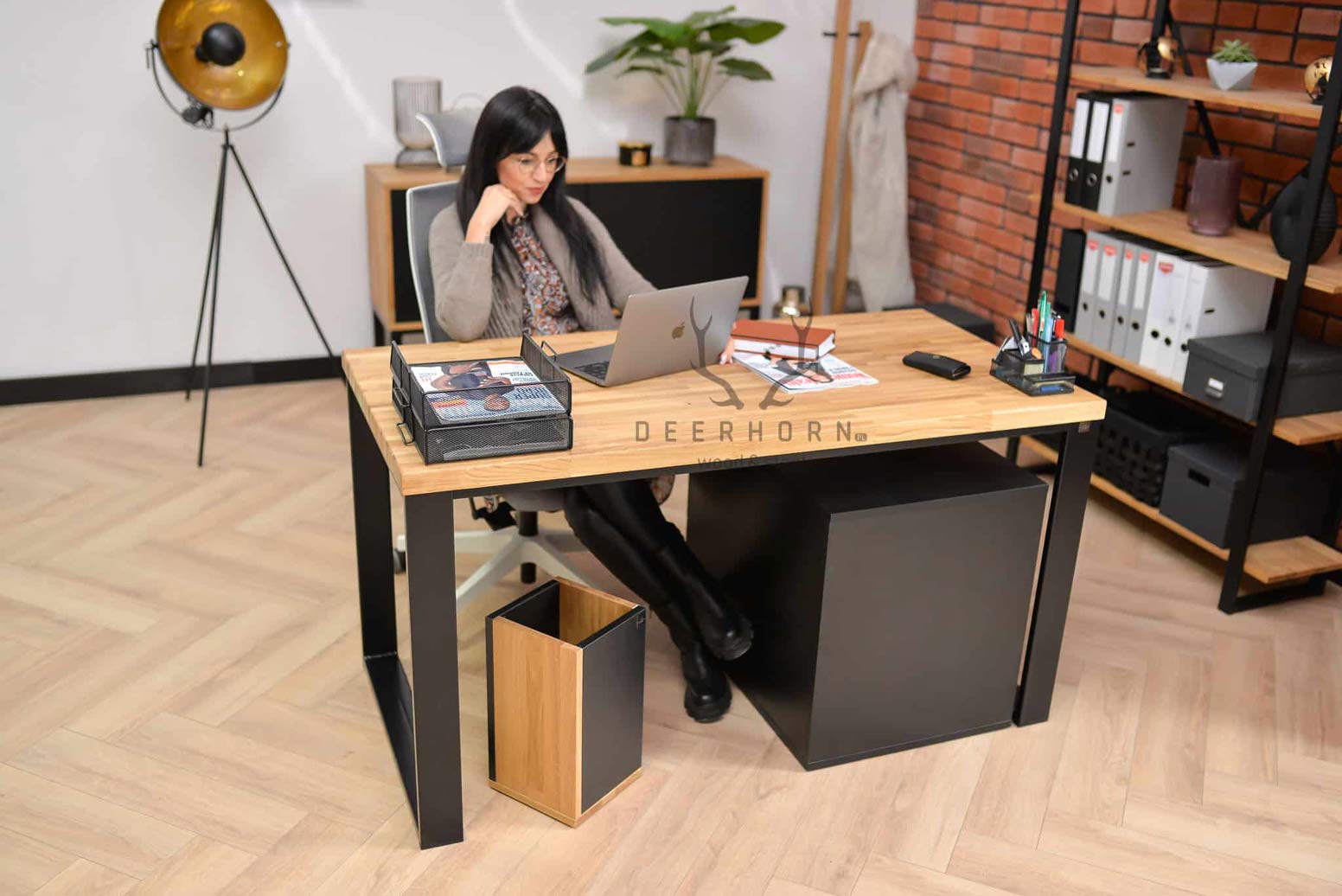 Bureau en bois avec caisson et tiroirs loft office