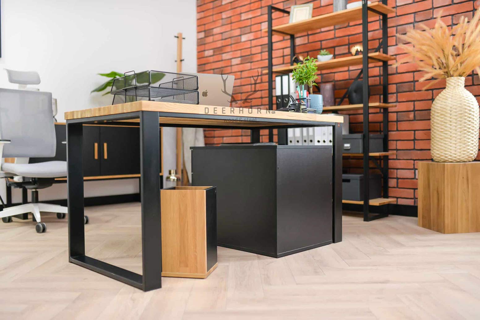 Bureau en bois avec caisson et tiroirs loft office