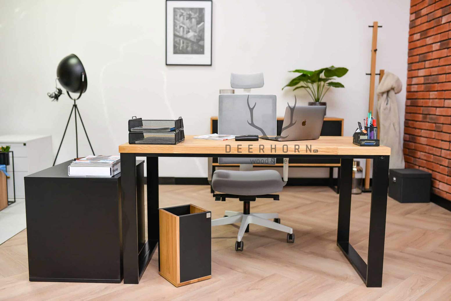 Bureau en bois avec caisson et tiroirs loft office