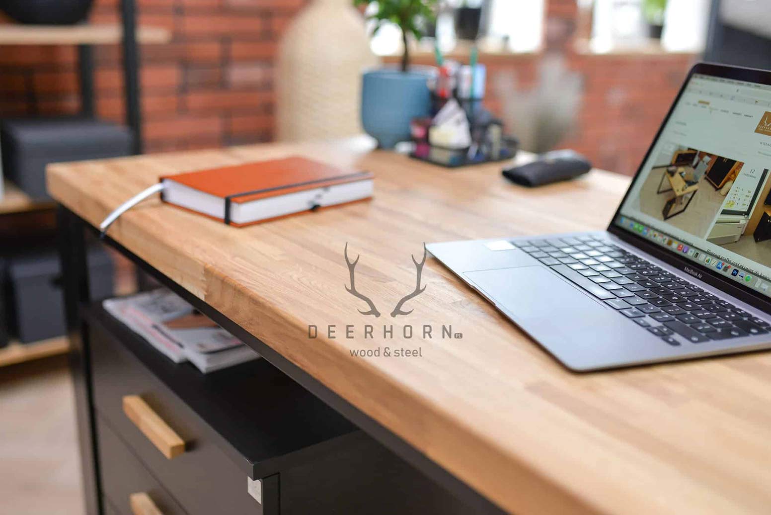 Bureau en bois avec caisson et tiroirs loft office