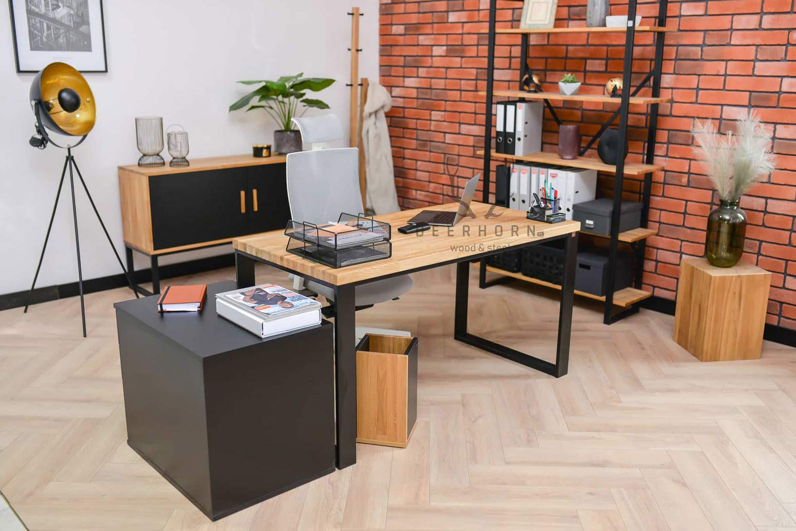 Bureau en bois avec caisson et tiroirs loft office