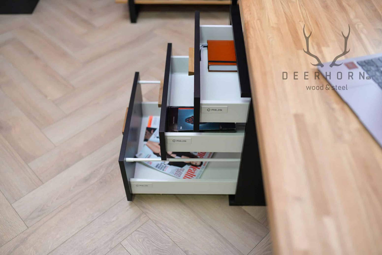 Bureau en bois avec caisson et tiroirs loft office