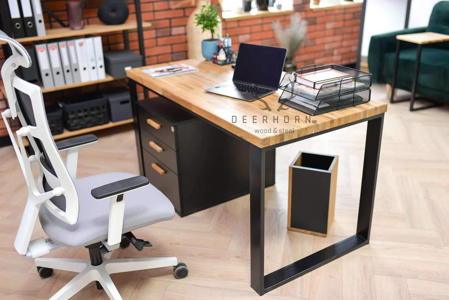 Bureau en bois avec caisson et tiroirs loft office