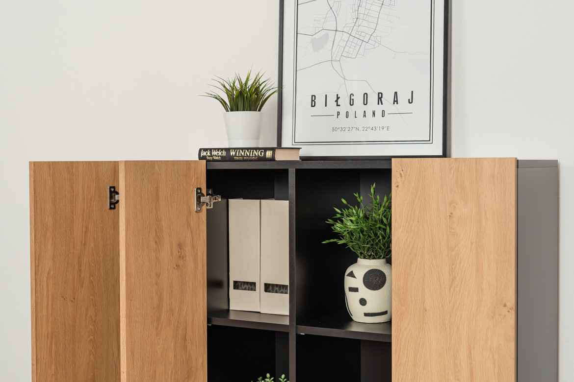 Hohe Bürokommode mit abschließbaren Türen und offenen Fächern