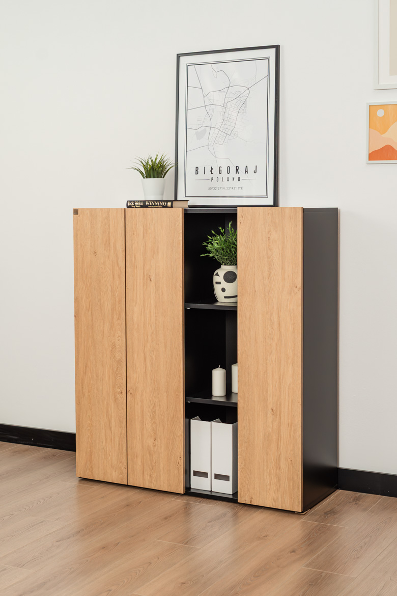 Hohe Bürokommode mit abschließbaren Türen und offenen Fächern