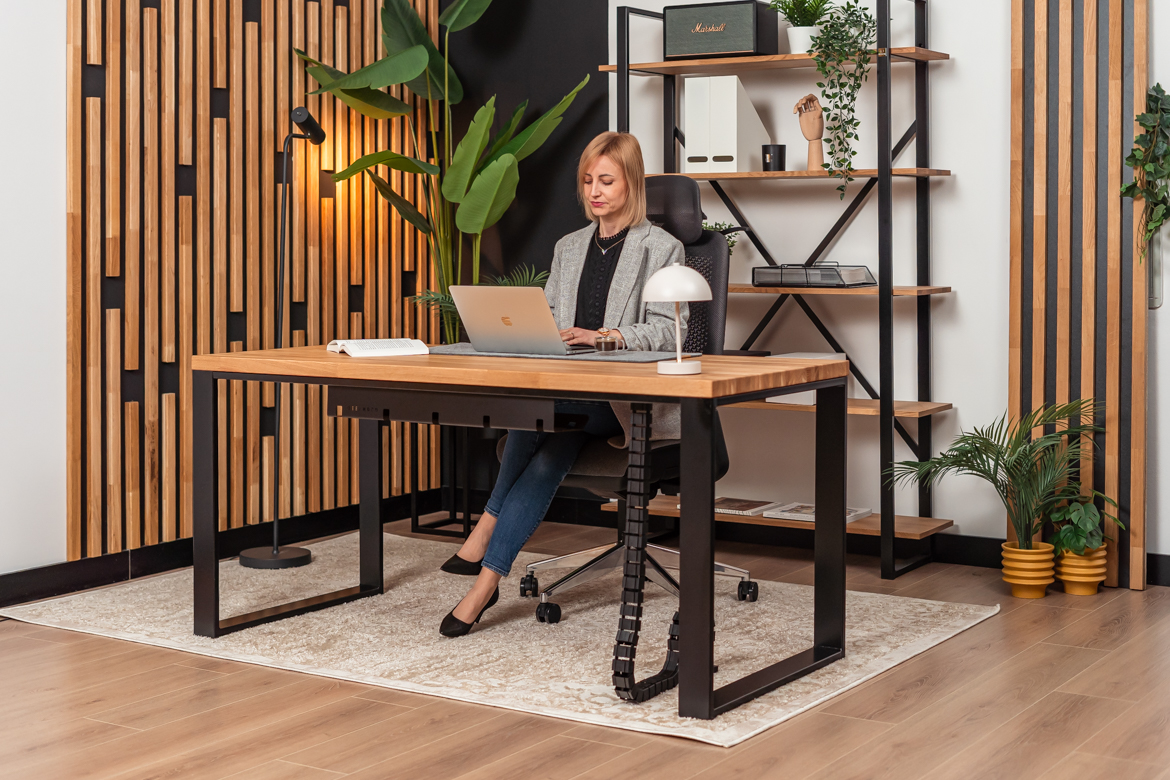 Schreibtisch mit Holzplatte und Bücherregal - Möbelset für ein kleines Büro