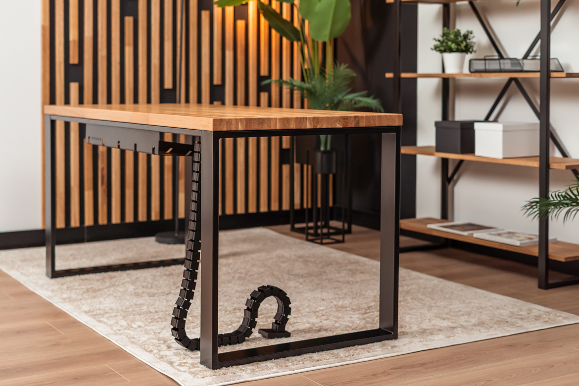 Schreibtisch mit Holzplatte und Bücherregal - Möbelset für ein kleines Büro