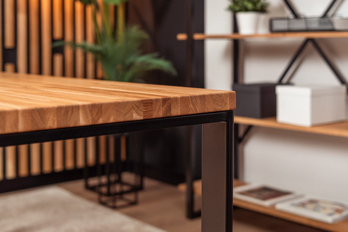 Schreibtisch mit Holzplatte und Bücherregal - Möbelset für ein kleines Büro
