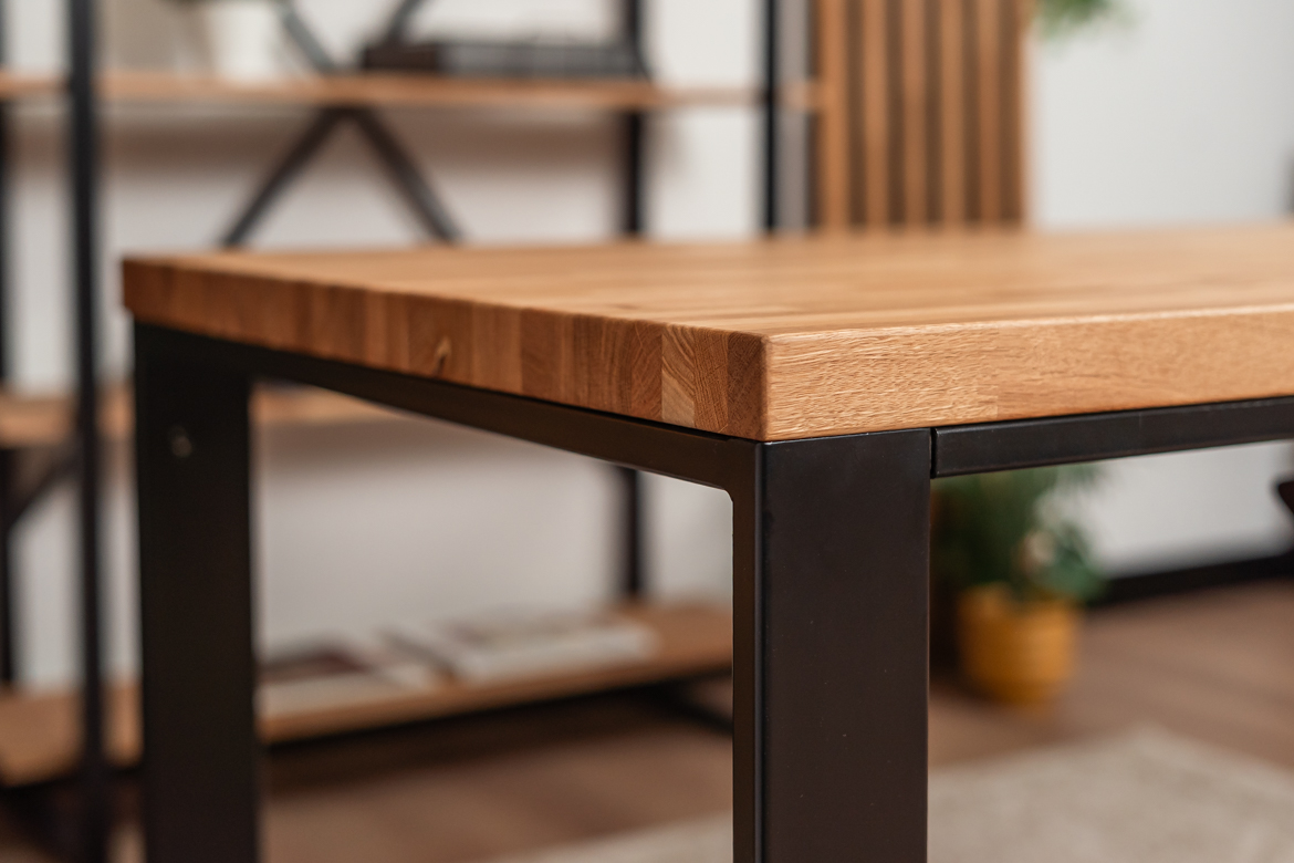 Schreibtisch mit Holzplatte und Bücherregal - Möbelset für ein kleines Büro