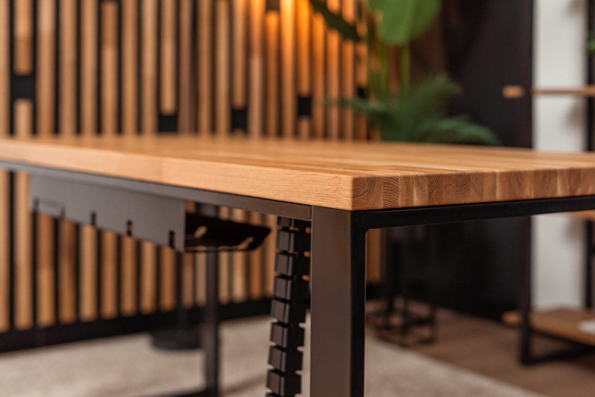 Schreibtisch mit Holzplatte und Bücherregal - Möbelset für ein kleines Büro