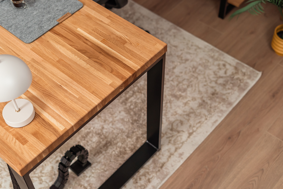 Schreibtisch mit Holzplatte und Bücherregal - Möbelset für ein kleines Büro