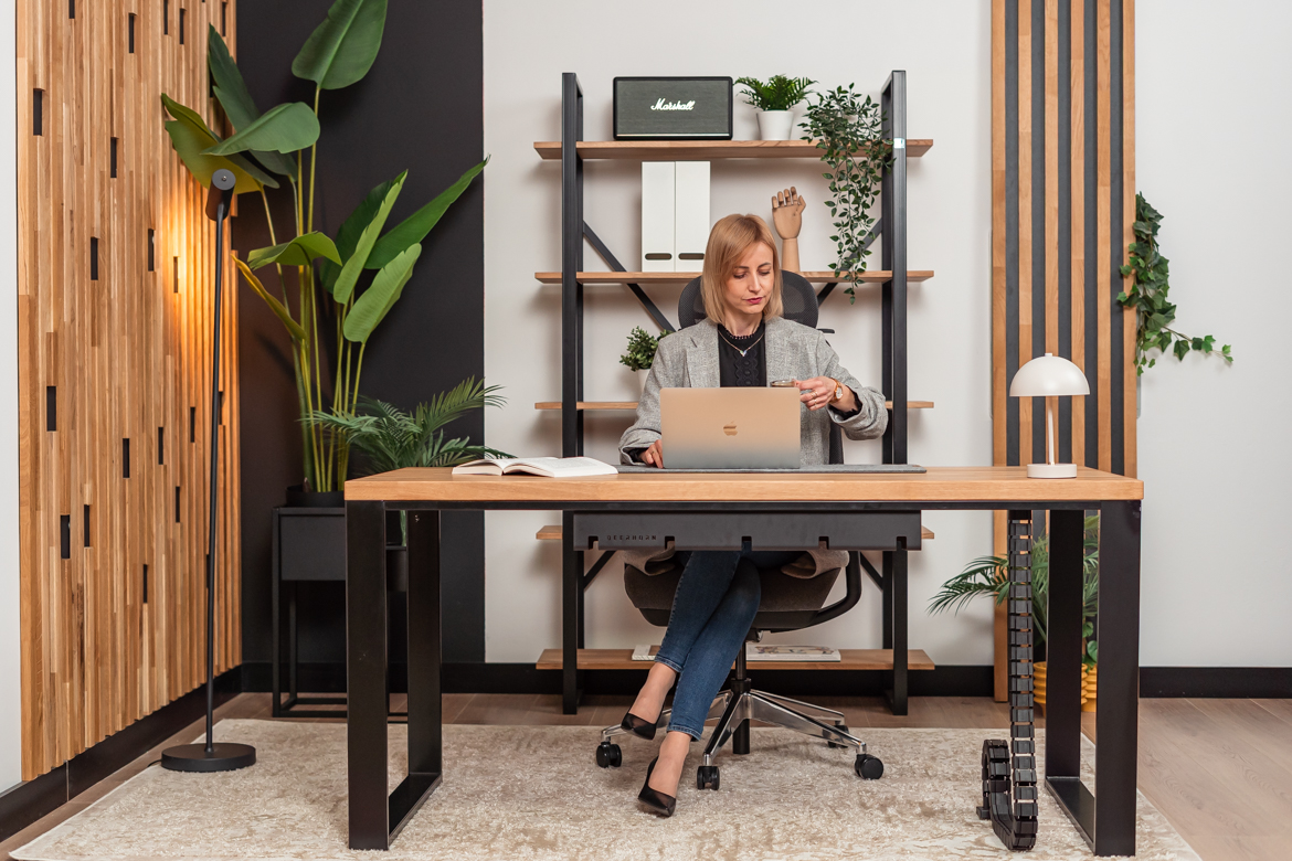 Schreibtisch mit Holzplatte und Bücherregal - Möbelset für ein kleines Büro